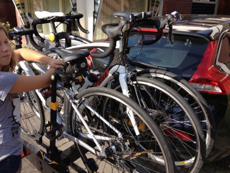De fietsen op de auto voor een trainingsrit in de duinen